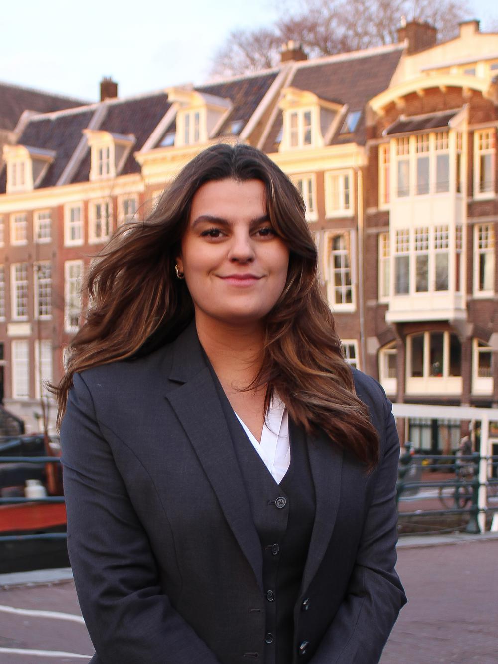 laura_bestuursfoto_2.jpg